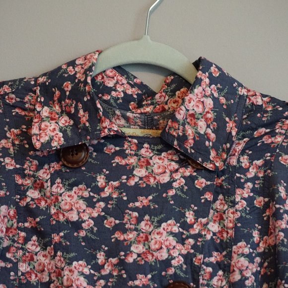 NEW American Rag Navy blue with Pink Flowers Button up Crop Top size M - Picture 3 of 15